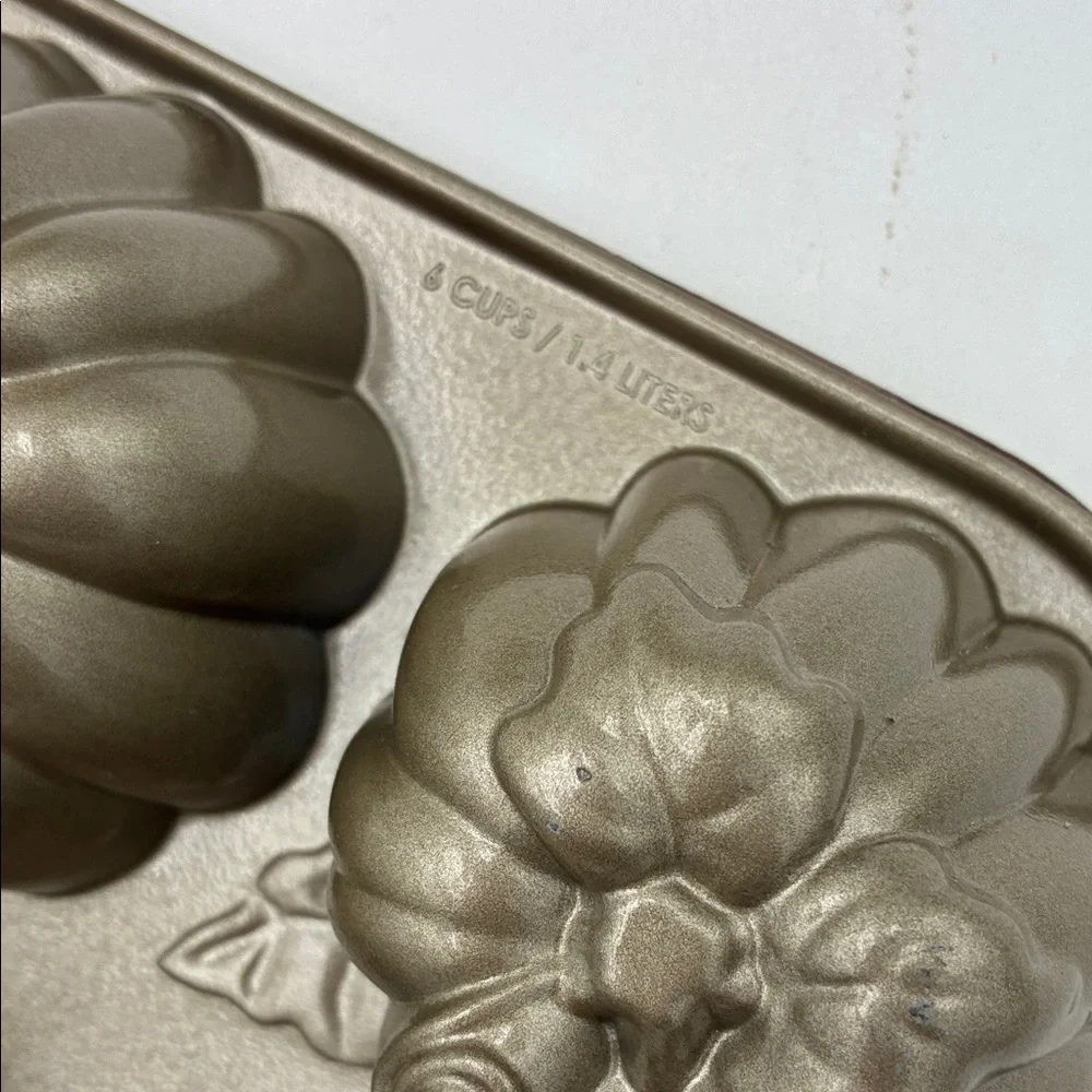 Williams Sonoma Orange Pumpkin Baking Pan